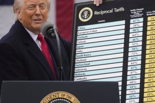 L'annonce des nouveaux tarifs de douane par Donald Trump le 2 avril dernier avait provoqué un vent de panique chez les partenaires commerciaux des Etats-Unis (archives). KEYSTONE/AP/Mark Schiefelbein